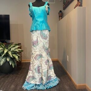 Elegant Blue and White Skirt Set

G5 0226